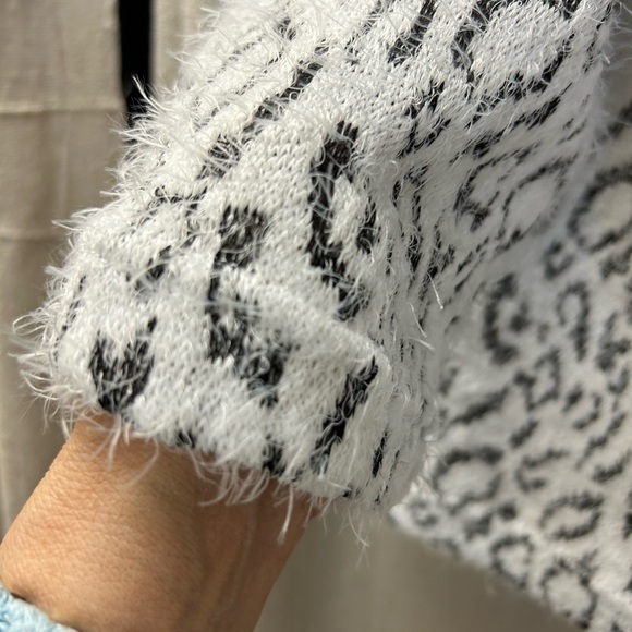 Cozy Leopard Print Sweater/ size Large / cowl neck / LG. - Picture 3 of 9
